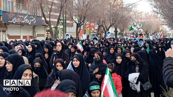 خروش مردم چهارمحال و‌بختیاری در میدان انقلاب شهرکرد