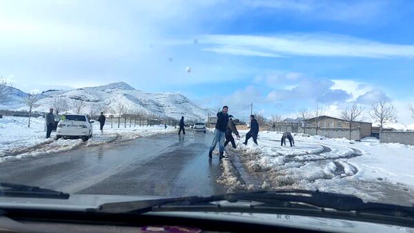 رقص دانه‌های برف در آسمان خاتم؛ شور و هیجان کودکان