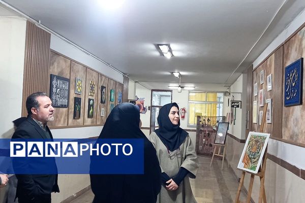 برپایی نمایشگاه آثار هنری دانش‌آموزان به مناسبت دهه فجر 