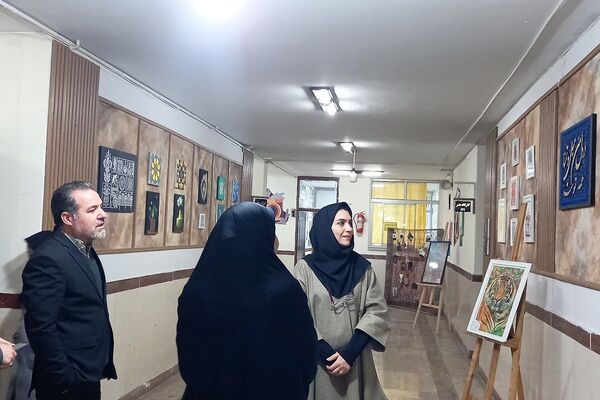 برپایی نمایشگاه آثار هنری دانش‌آموزان به مناسبت دهه فجر 