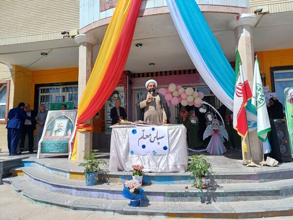 نواختن زنگ سپاس معلم در دبستان دخترانه شاهد نرگس