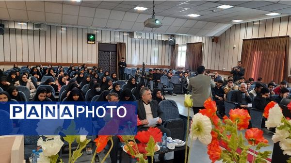 اولین نشست روسای تشکل‌های دانش‌آموزی مدارس سمپاد استان در دبیرستان فرزانگان ۲دوره دوم ناحیه۷ مشهد 