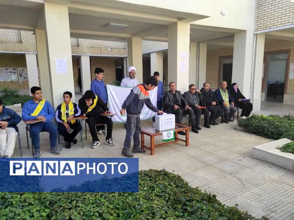 مشارکت پرشور دانش‌آموزان در انتخابات شورای پیشتاز مدرسه کوثر