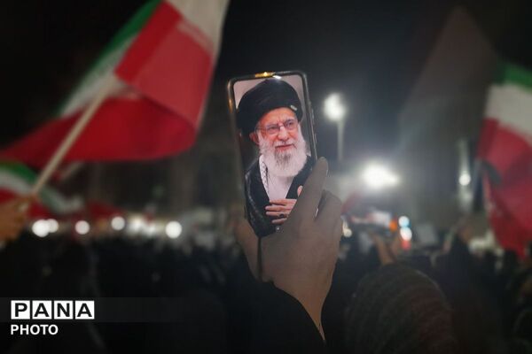 راهپیمایی بزرگ مردم ولایتمدار ورامین بر علیه آمریکا و اسرائیل جنایتکار برای خون خواهی رهبر معظم انقلاب اسلامی