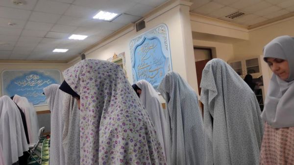 عطر بندگی در مدرسه اقامه نماز جماعت