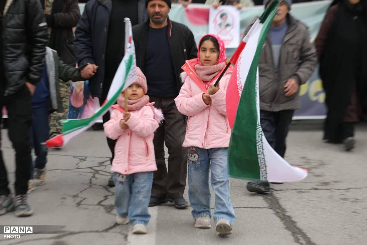 حضور حماسی و پرشور فیروزکوهی‌ها در راهپیمایی و تشییع شهدا؛ تجلی غیرت دینی و انقلابی مردم روزه‌دار فیروزکوه
