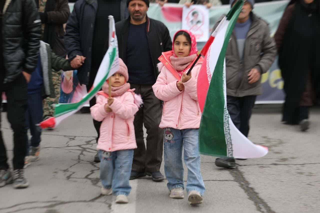 حضور حماسی و پرشور فیروزکوهی‌ها در راهپیمایی و تشییع شهدا؛ تجلی غیرت دینی و انقلابی مردم روزه‌دار فیروزکوه
