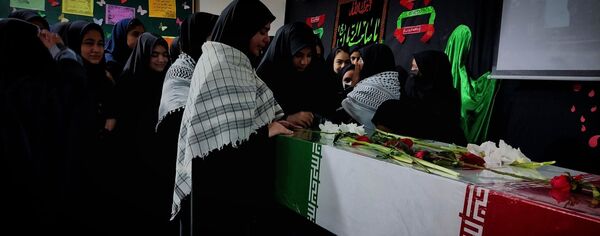 استقبال دانش‌آموزان دبیرستان شهید برقعی 2 قم از یک لاله فاطمی