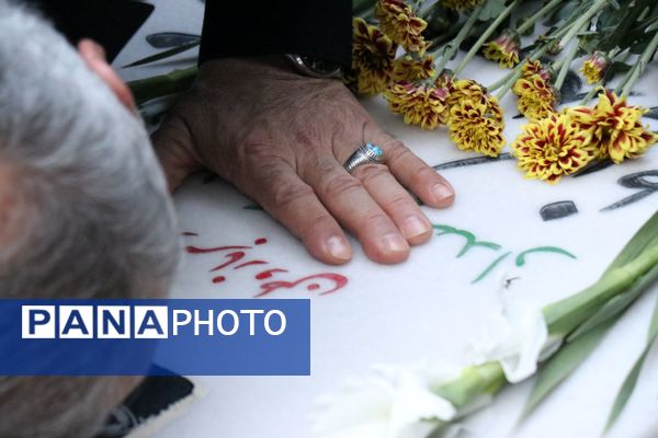 ادای احترام وزیر آموزش و پرورش و فرماندهان سپاه بر مزار سردار شهید کاظمی در بهشت رضا(ع)