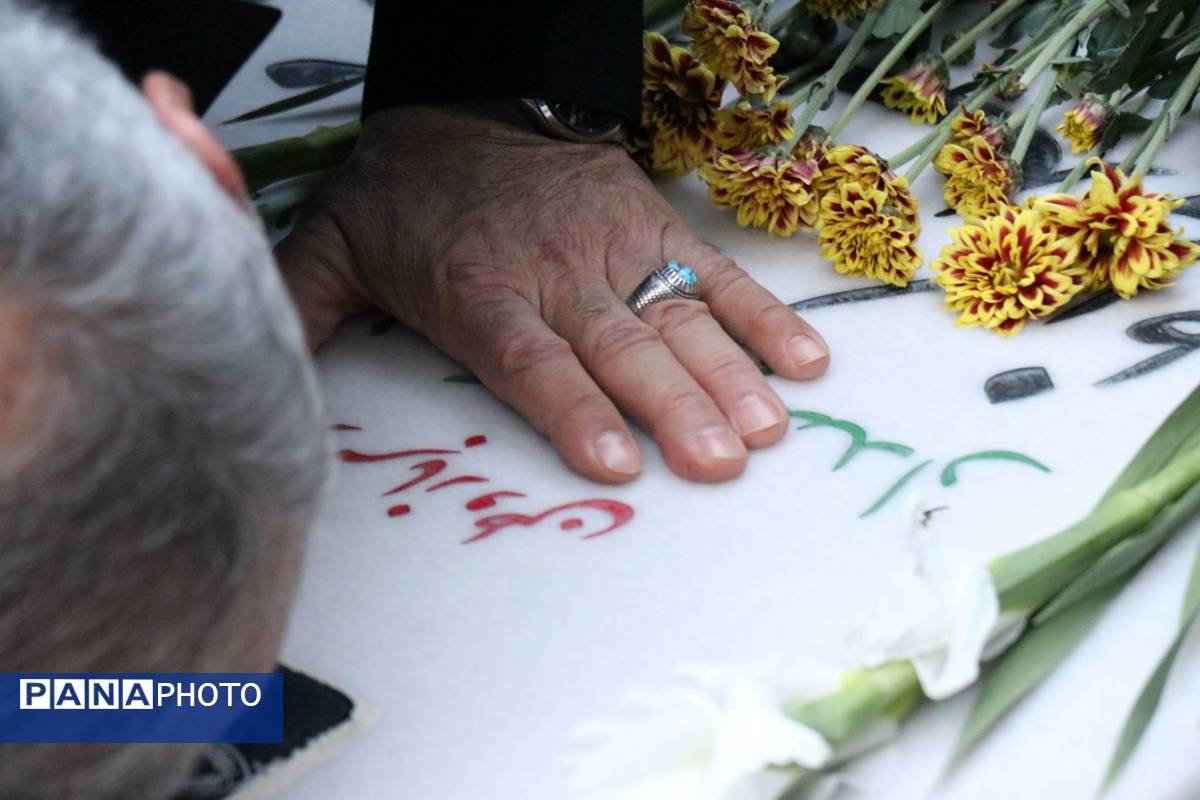 ادای احترام وزیر آموزش و پرورش و فرماندهان سپاه بر مزار سردار شهید کاظمی در بهشت رضا(ع)