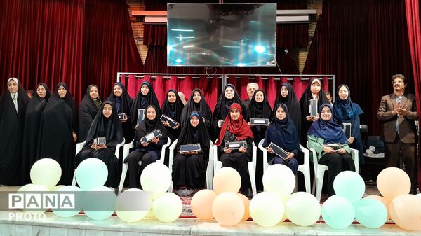 جشن ستارگان و تجلیل از شاگردان برتر آموزشی و فرهنگی دبیرستان شاهد بحرینیان ناحیه۴ 