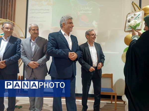 جشن عاطفه‌ها با تقسیم مهر و مهربانی در دبستان آرمینه مصلی نژاد 