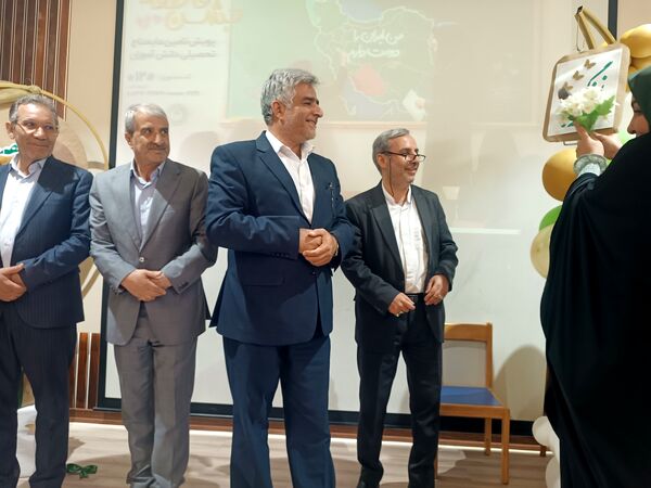 جشن عاطفه‌ها با تقسیم مهر و مهربانی در دبستان آرمینه مصلی نژاد 