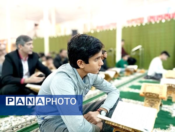 محفل انس با قرآن به مناسبت دهه فجر در کاشمر 