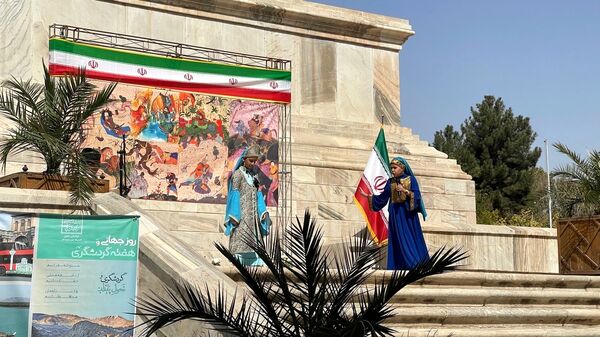 فرزندان ایران زمین در کنار آرامگاه حکیم‌ توس