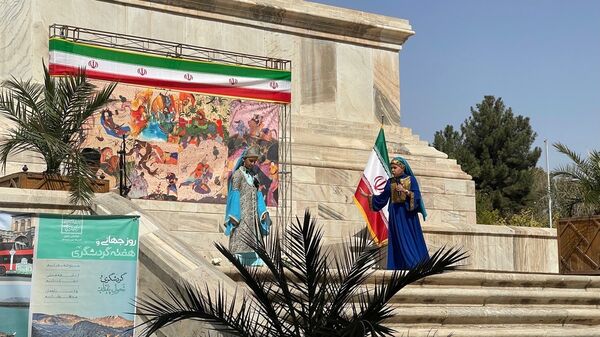 فرزندان ایران زمین در کنار آرامگاه حکیم‌ توس