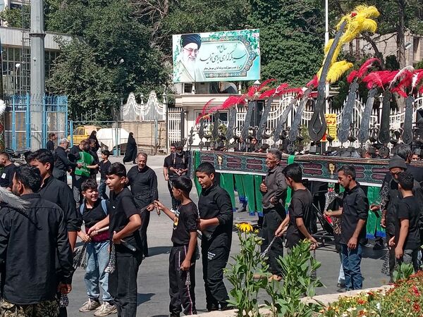 عزاداری ظهر  عاشورا در خیابان‌های شهر نیشابور 