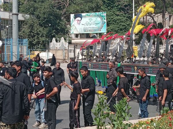 عزاداری ظهر  عاشورا در خیابان‌های شهر نیشابور 