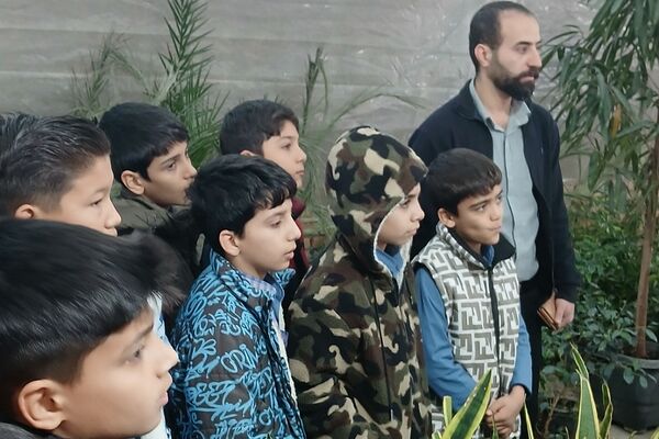 بازدید دانش‌آموزان دبستان شهید سلیمی جهرمی از گلخانه شهرداری کهریزک 