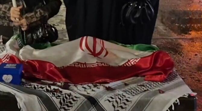 وقتی مردم در صف اول میدان خیابان هستند
