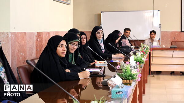نشست کارشناسان فرهنگی مناطق ۱۹ گانه تهران در اردوگاه ابوذر