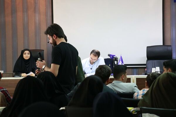 نشست صمیمی دانش‏‌آموز خبرنگاران و نمایندگان مجلس دانش‌آموزی آذربایجان شرقی با علی فلاحتکار