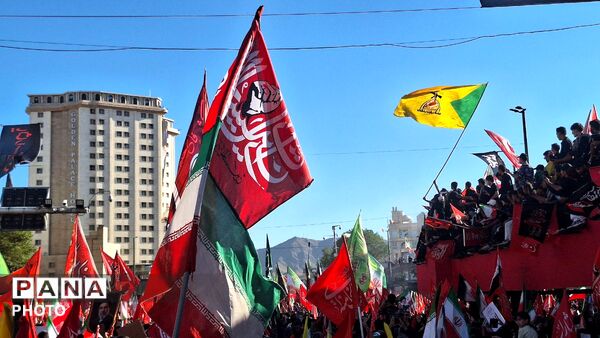 مشهد، در آغوشِ حرم، با رهبر شهید وداع کرد