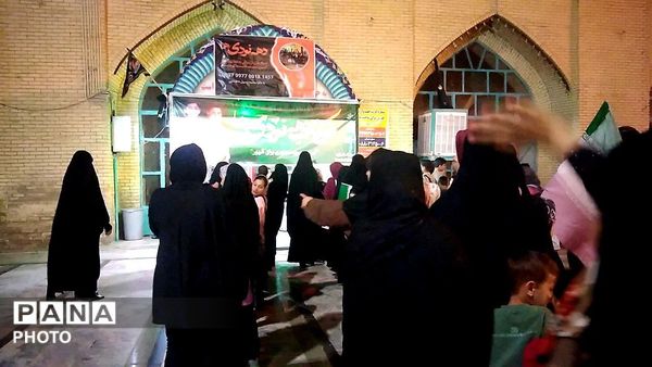 گذری بر غرفه دهه نودی ها و چایخانه حضرت زهرا(س)
