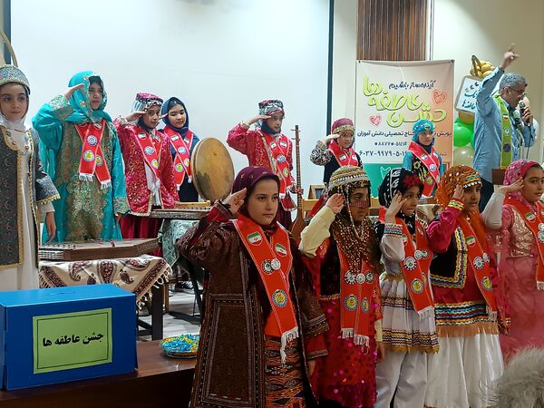 جشن عاطفه‌ها با تقسیم مهر و مهربانی در دبستان آرمینه مصلی نژاد 