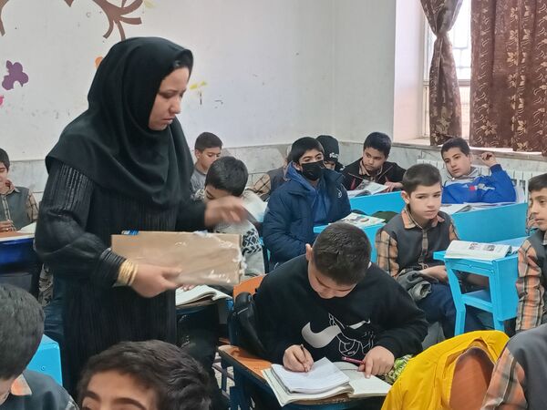 توزیع شیر گامی برای سلامت و نشاط دانش‌آموزان در دبستان شهید پسندیده فدافن 