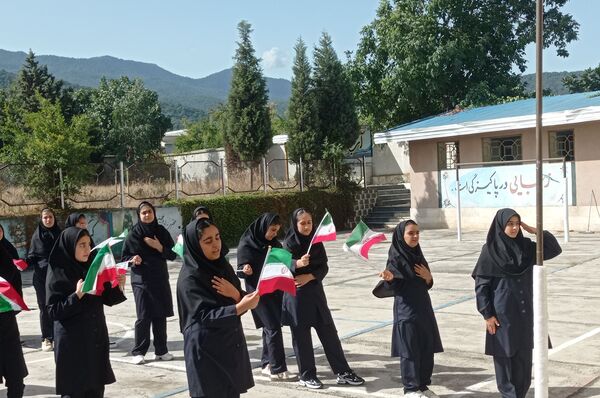 جشن جوانه‌ها در دبیرستان یاران امام 