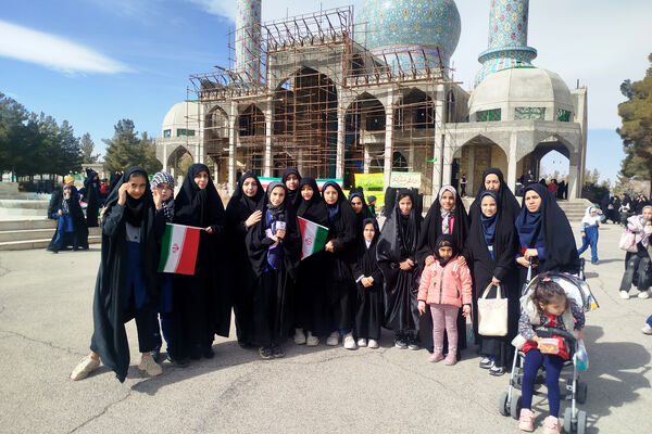 حضور پرشور دانش‌آموزان شهر بهمن در راهپیمایی ۲۲ بهمن ماه