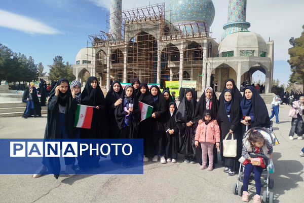 حضور پرشور دانش‌آموزان شهر بهمن در راهپیمایی ۲۲ بهمن ماه