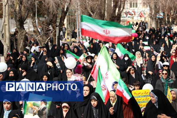 شکوه همبستگی مردم آباده در راهپیمایی ۲۲ بهمن