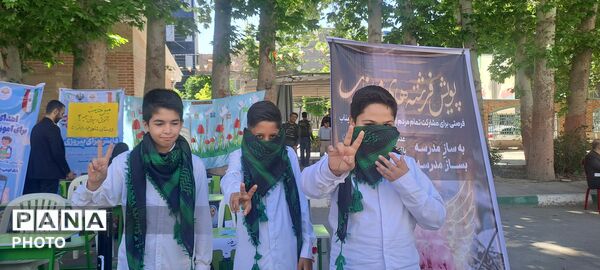 خروش جوانان در مصلی کرج با اجرای سرود و رجزخوانی  دانش‌آموزان در آیین پاسداشت میهن