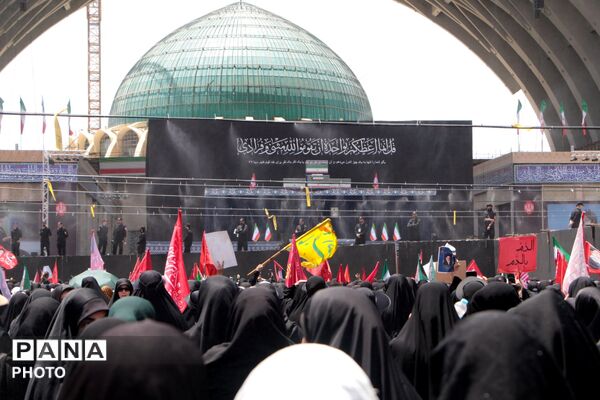 آخرین وداع با قائد شهید: پیکر مطهر آیت‌الله سیدعلی‌خامنه‌ای در میان سیل عاشقان به مصلی تهران رسید 