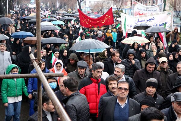 خلاقیت و نشاط دانش‌آموزی در غرفه‌های آموزش و پرورش در مسیر راهپیمایی ۲۲ بهمن