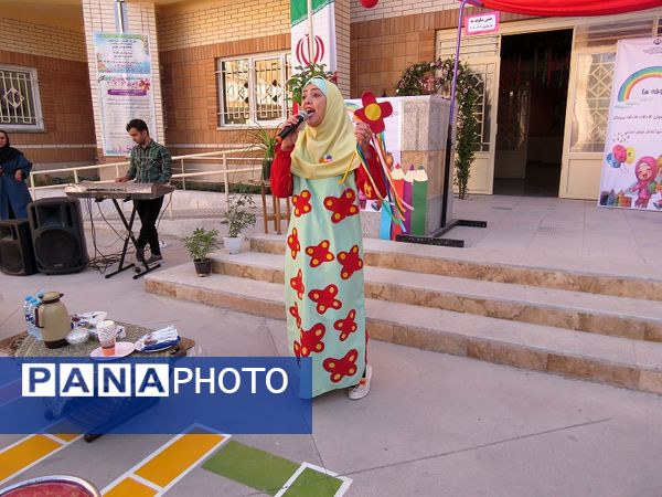 برگزاری جشن شکوفه‌های کلاس اولی‌ها در مدرسه دخترانه امام خمینی(ره) 