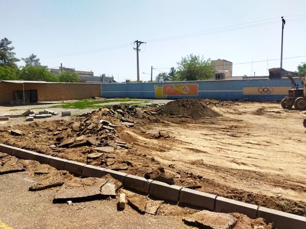 پیش رویی در ساخت چمن مصنوعی دبیرستان نمونه دانش کاشمر