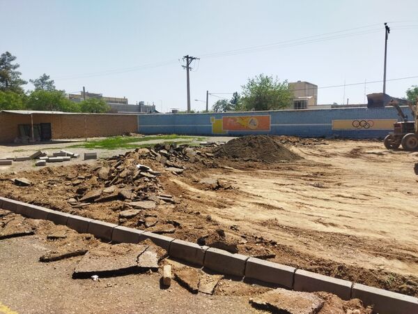 پیش رویی در ساخت چمن مصنوعی دبیرستان نمونه دانش کاشمر