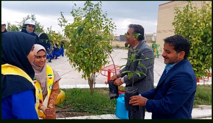 مراسم روز درخت‌کاری در مدارس رودان برگزارشد‌/ فیلم
