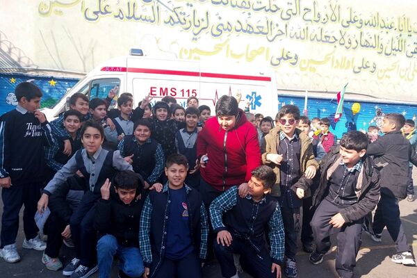 آموزش کمک‌های اولیه با بازی مار پله در دبستان قلنبر ناحیه 2 شهرری 