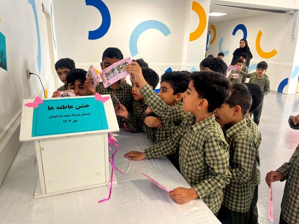 مهربانی دانش‌آموزان دبستان شهید تندگویان در جشن عاطفه‌ها