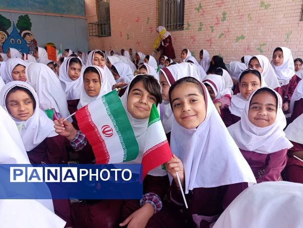 حماسه ۱۳ آبان در دبستان شهید تنیده 