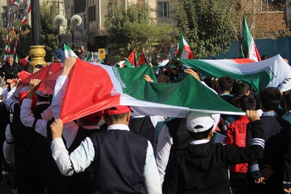 حضور پرشور دانش‌آموزان در راهپیمایی ۱۳آبان منطقه کهریزک 