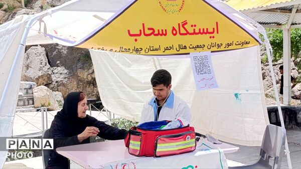 ایستگاه خدمت در پیرغار؛ تکاپوی جوانان هلال‌احمر