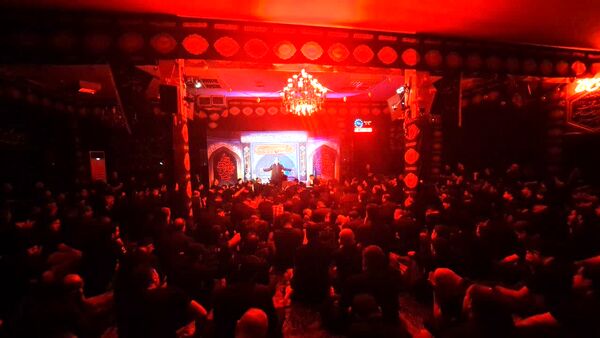 تجمع عظیم عاشقان در روز عاشورا به یاد امام حسین(ع)