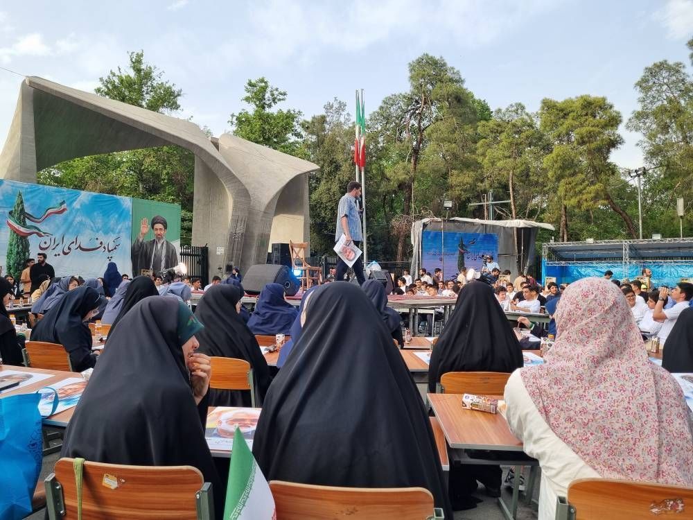گردهمایی نوجوانان سمپادی روبروی سردر دانشگاه تهران
