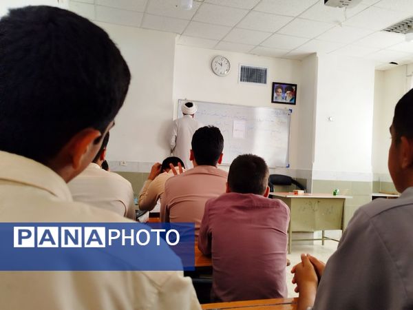 هدایت تحصیلی دانش‌آموزان در دبیرستان میثاق با حضور مشاور مدرسه 