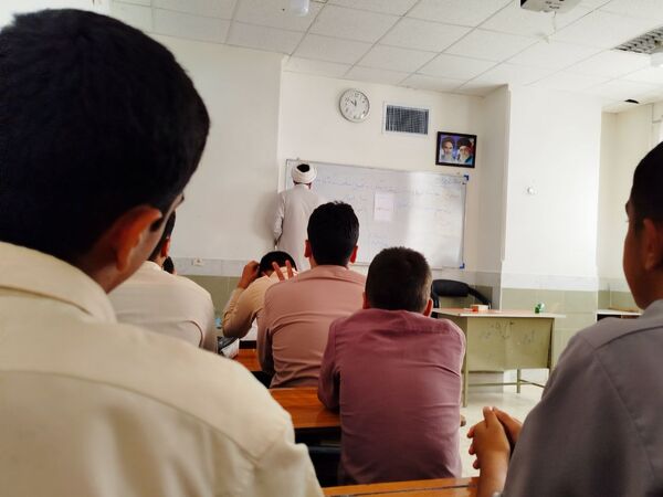 هدایت تحصیلی دانش‌آموزان در دبیرستان میثاق با حضور مشاور مدرسه 